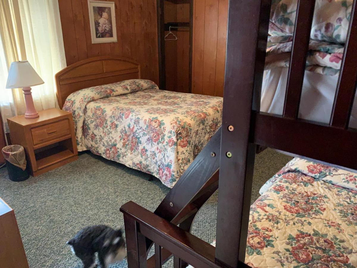 Phillips Historic Motel & Cottages Робинсвил Екстериор снимка