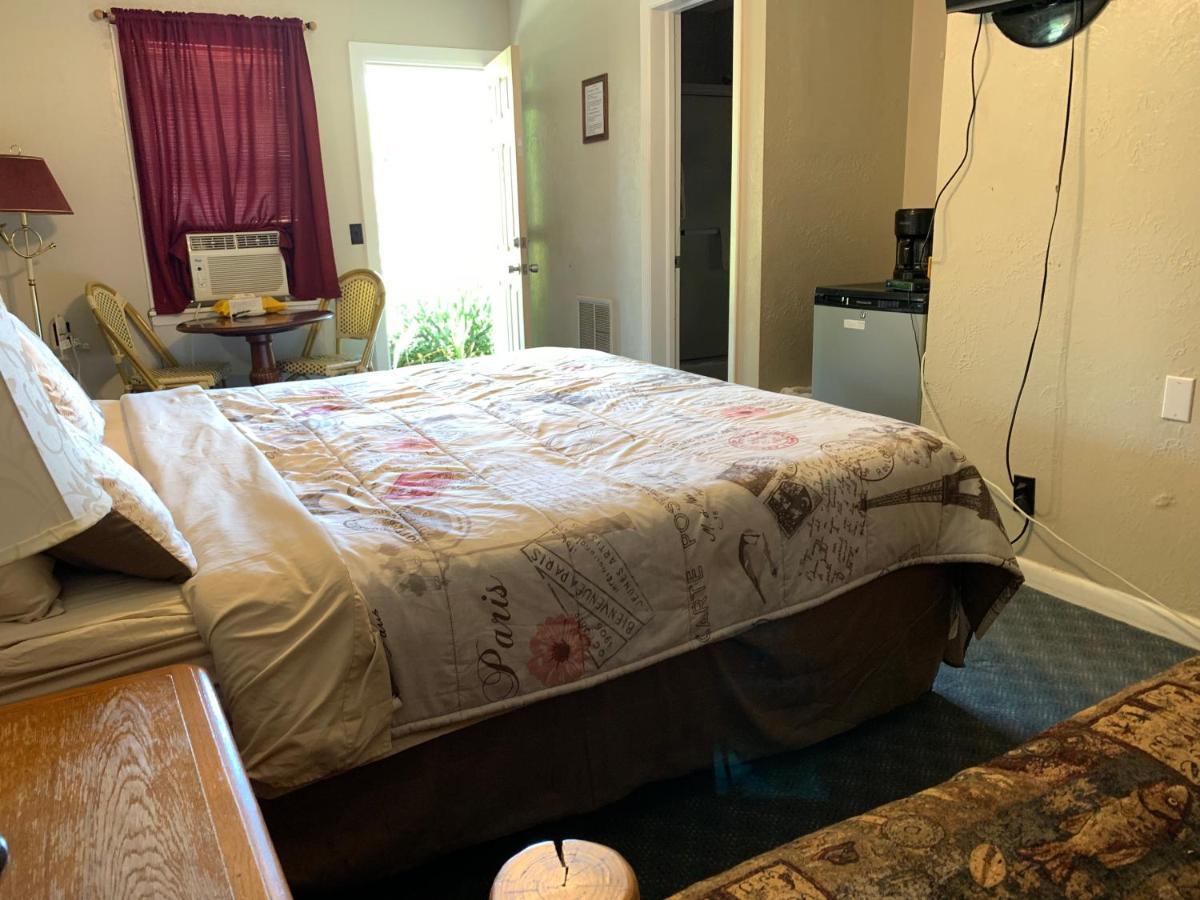 Phillips Historic Motel & Cottages Робинсвил Екстериор снимка