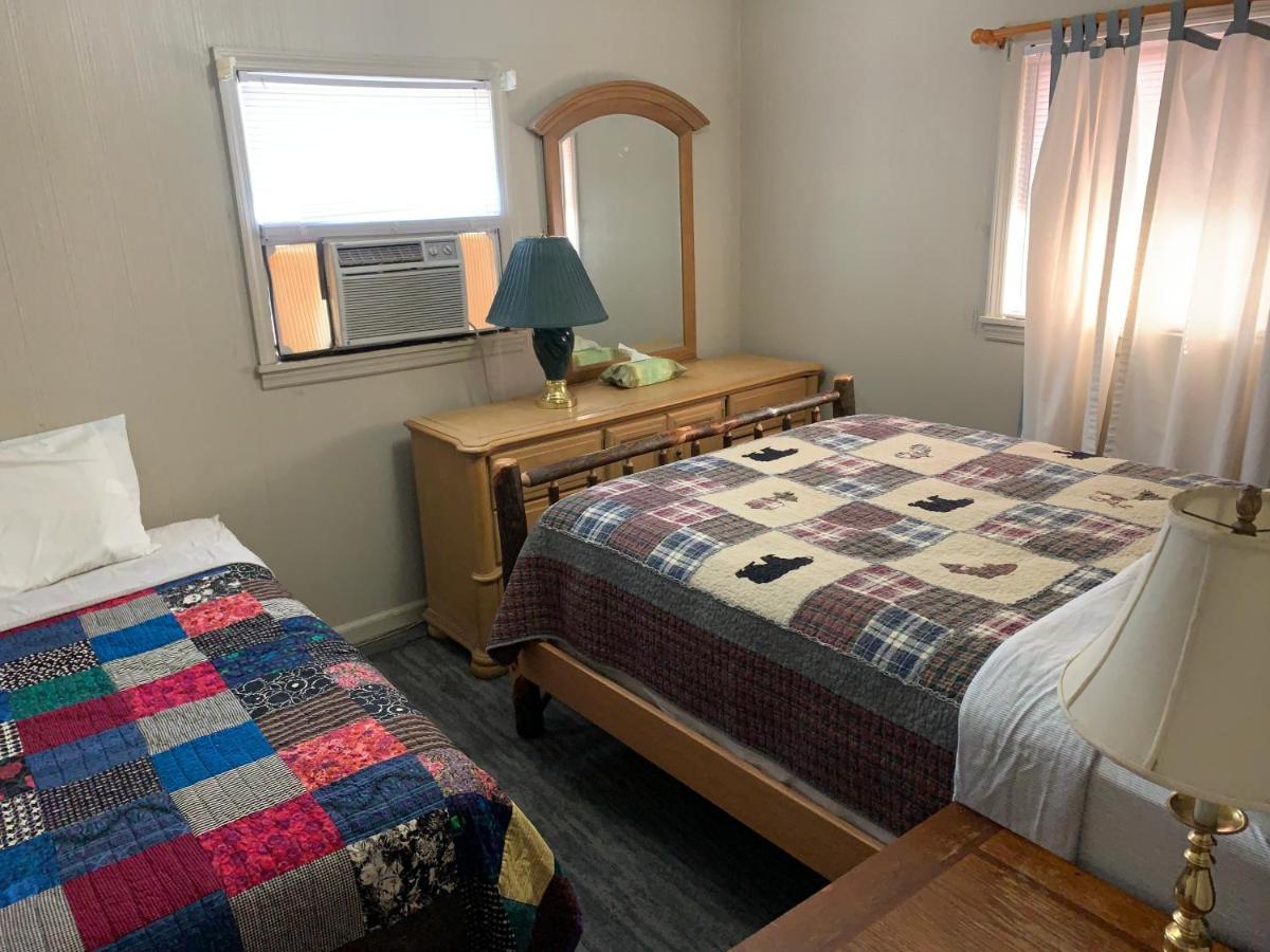 Phillips Historic Motel & Cottages Робинсвил Екстериор снимка