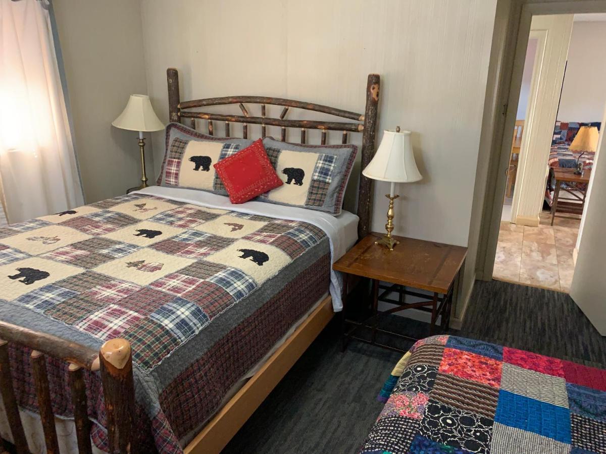 Phillips Historic Motel & Cottages Робинсвил Екстериор снимка